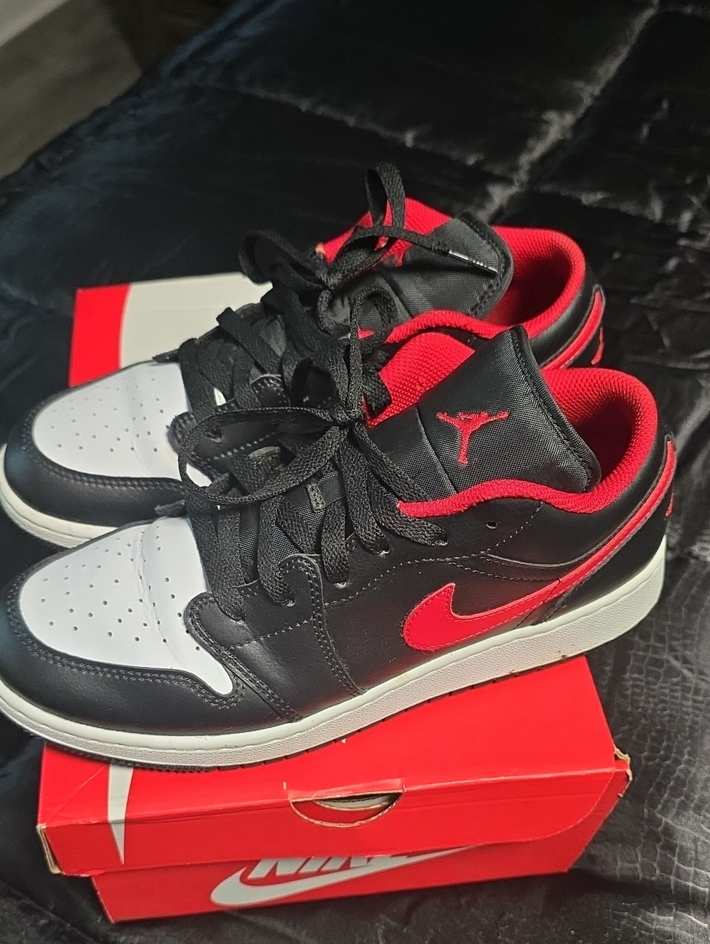 Nike Kids Black/White/Red Low-Top Sneakers